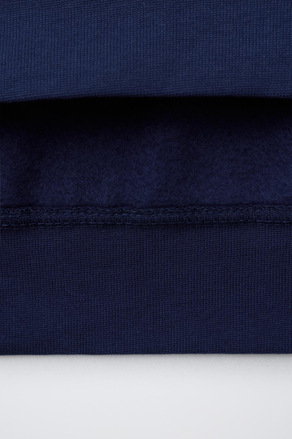 БАЗОВАЯ ТОЛСТОВКА С НАДПИСЬЮ И НАШИВКОЙ