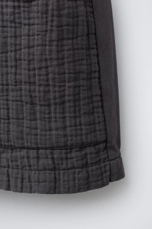 Шорты-бермуды с текстурой и комбинированными деталями- Заказать в России