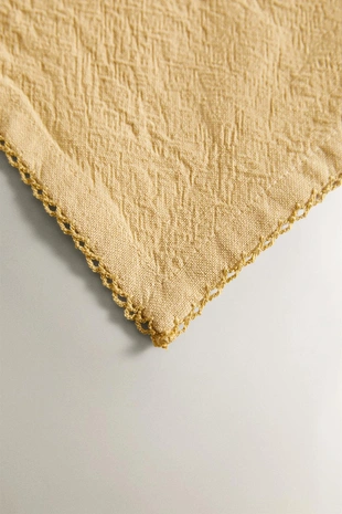 Скатерть с однотонным дизайном нитей и кружевным краем