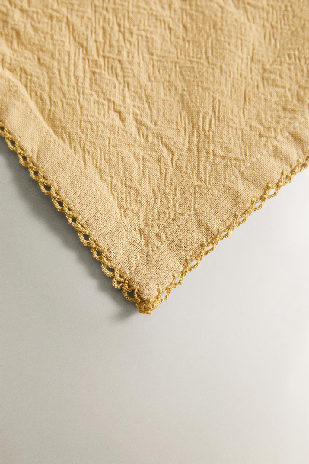 Скатерть с однотонным дизайном нитей и кружевным краем