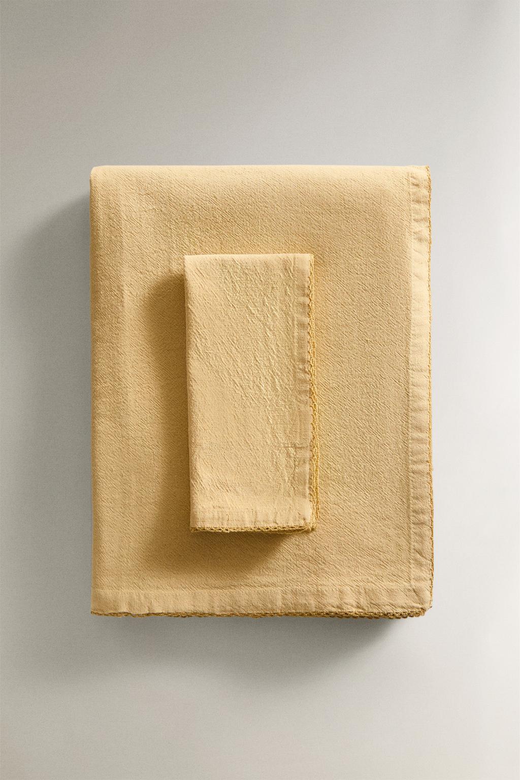 Скатерть с однотонным дизайном нитей и кружевным краем