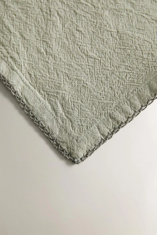 Скатерть с вышитым узором