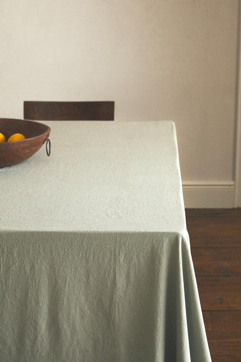 Скатерть с вышитым узором