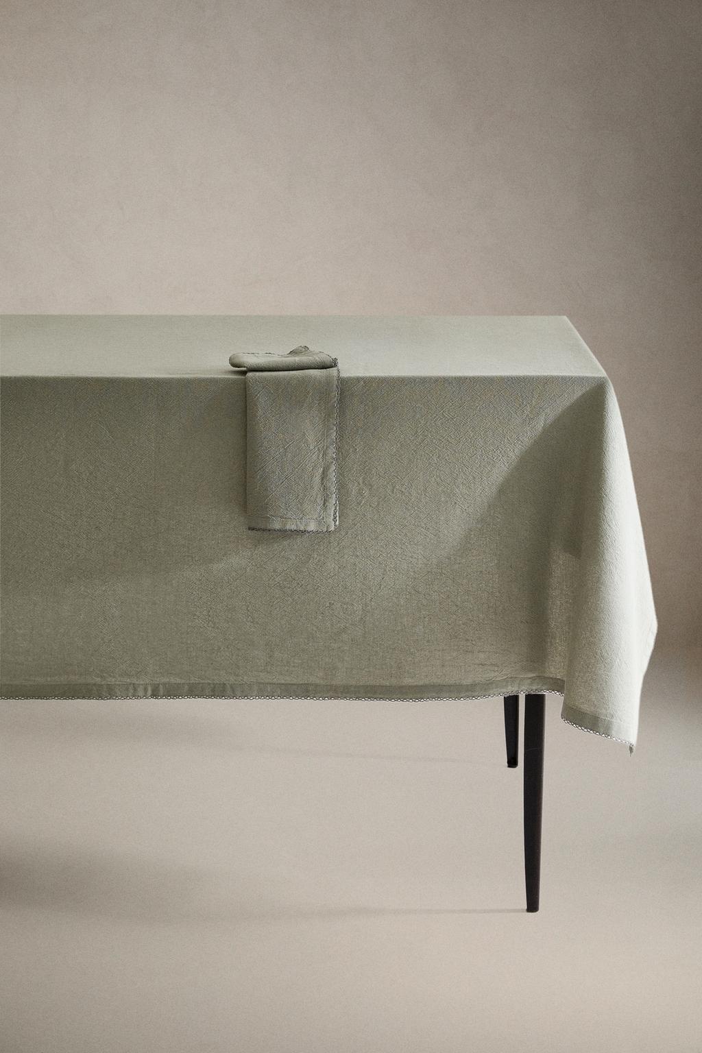 Скатерть с вышитым узором