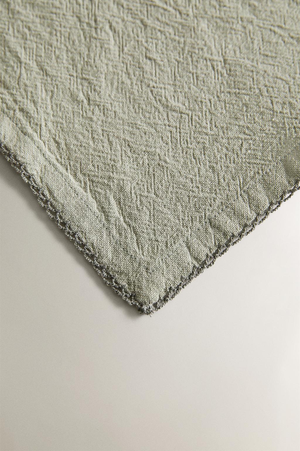 Скатерть с вышитым узором