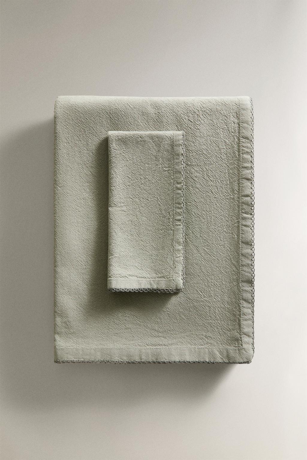 Скатерть с вышитым узором