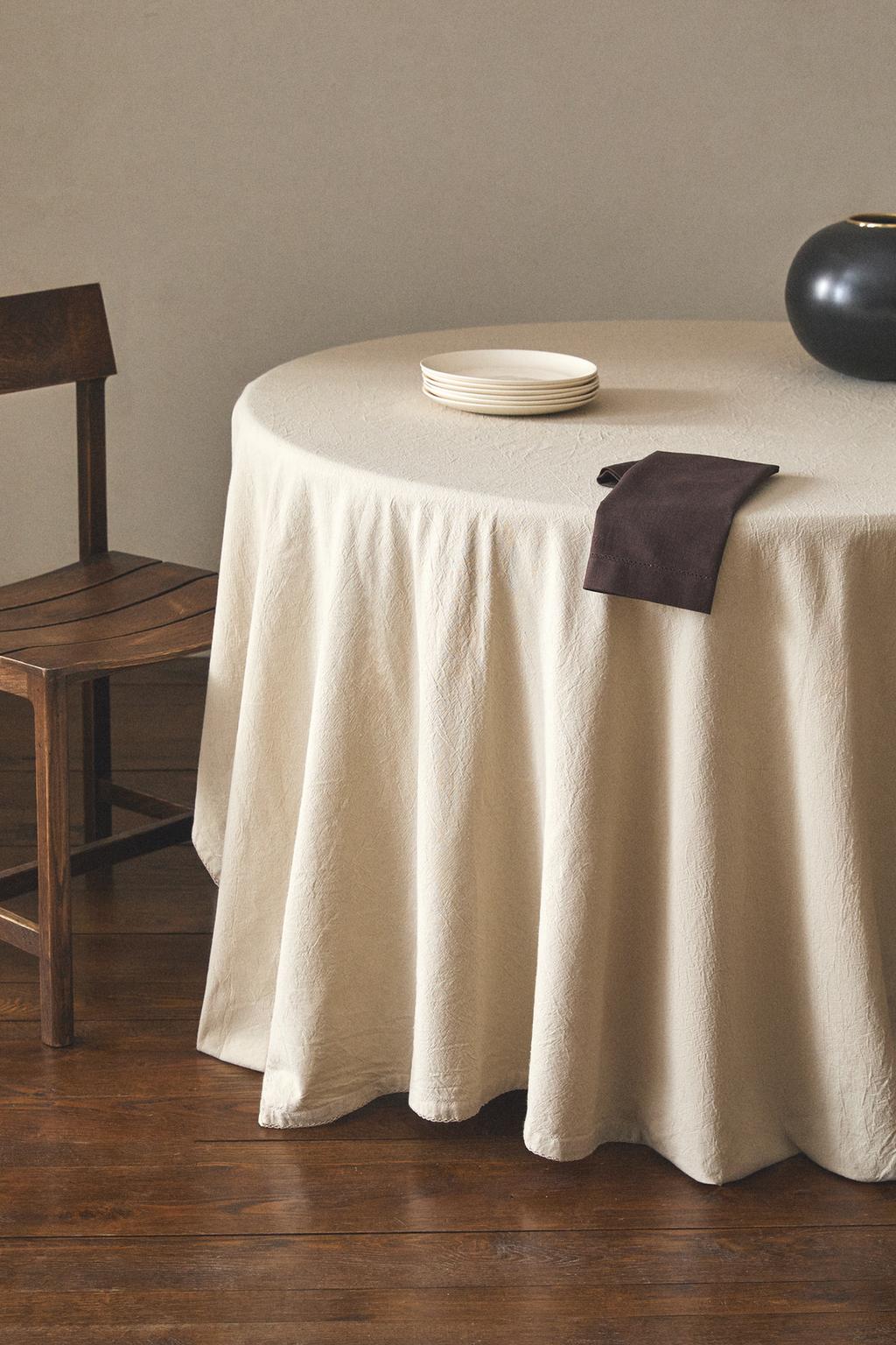 Скатерть с наборной вышивкой из хлопка