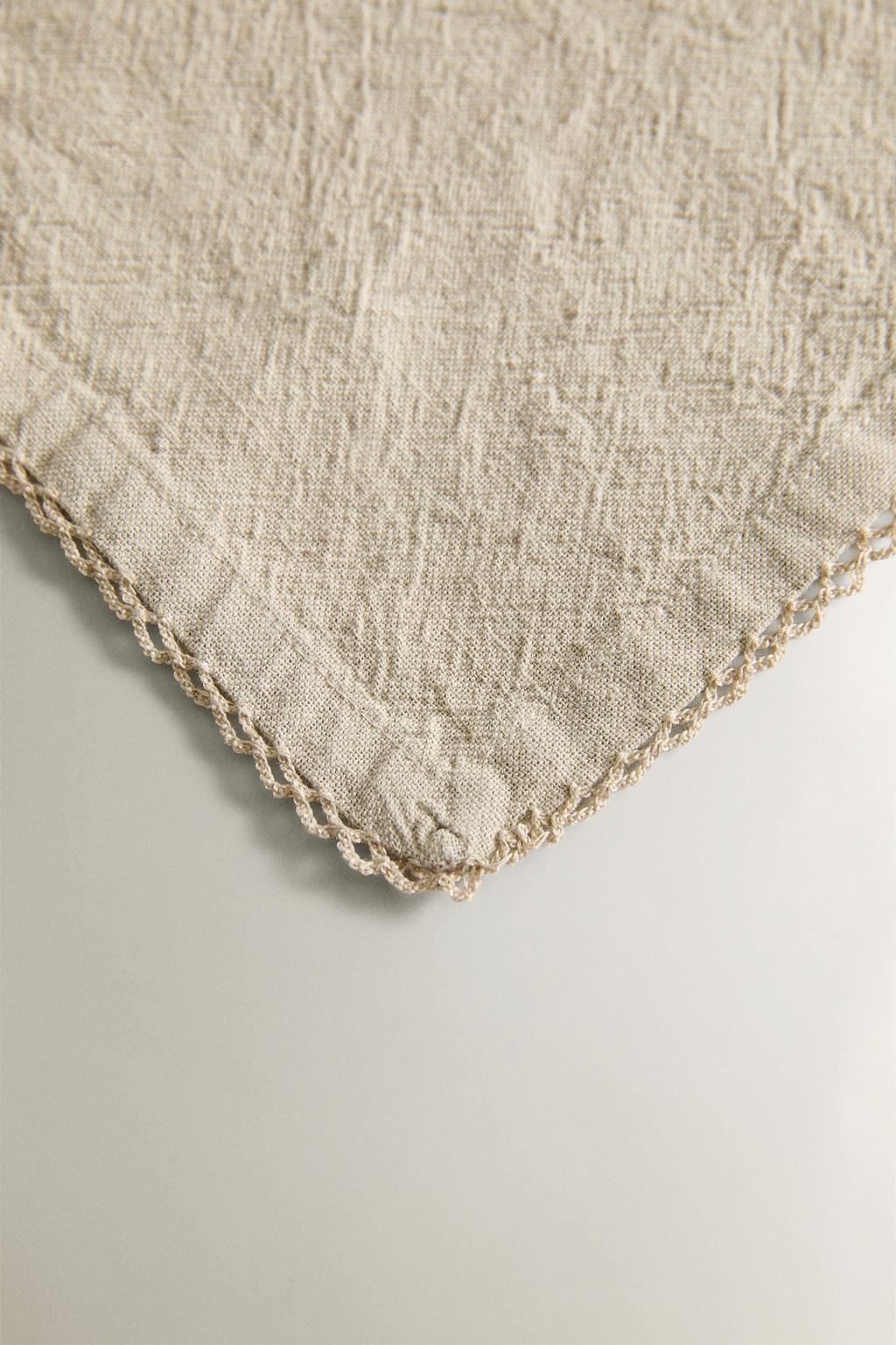 Скатерть с наборной вышивкой из хлопка