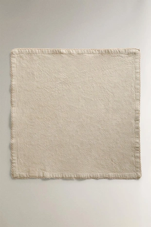 Набор однотонных салфеток с вышитым узором (набор из 2)