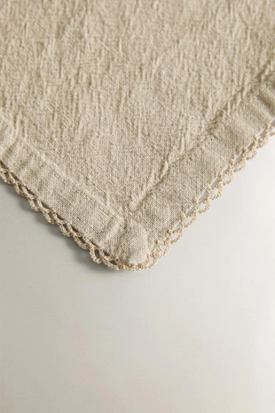 Набор однотонных салфеток с вышитым узором (набор из 2)