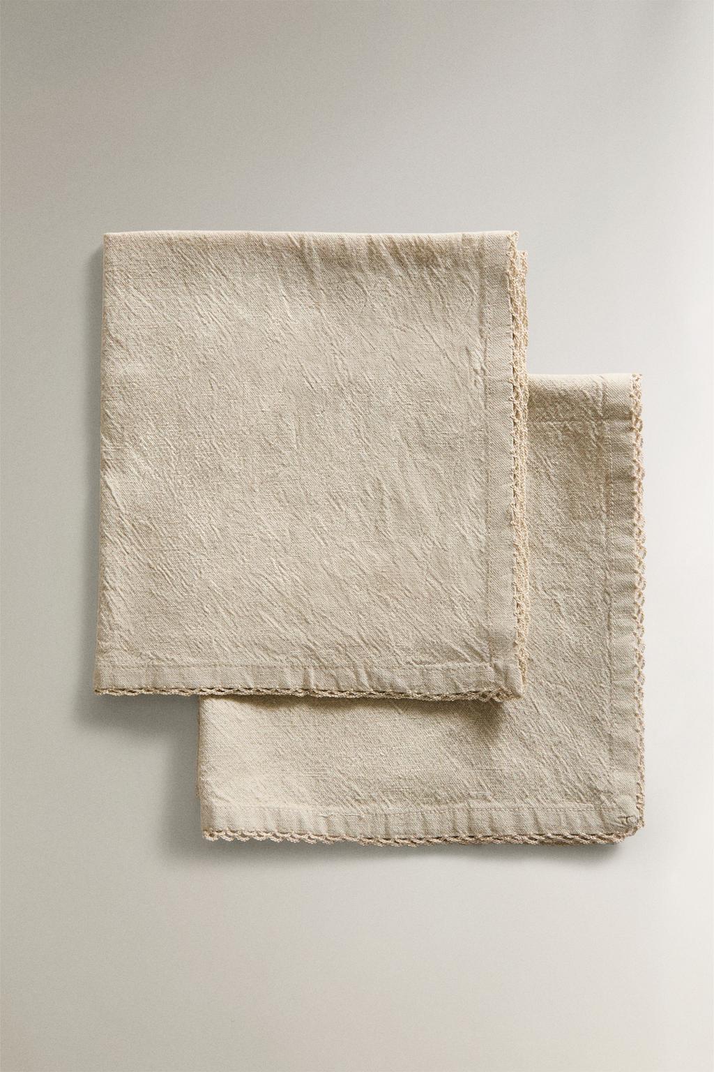 Набор однотонных салфеток с вышитым узором (набор из 2)