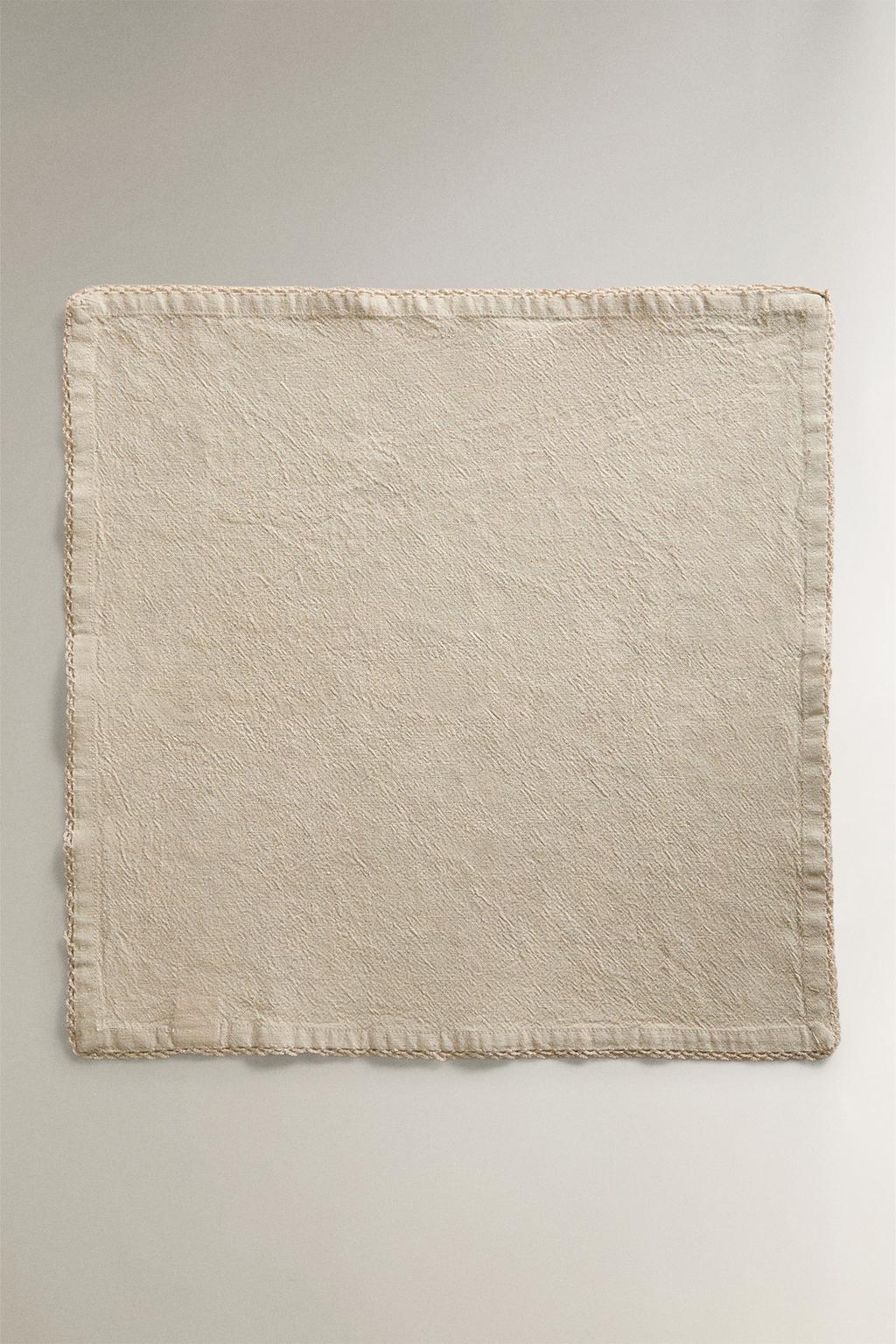 Набор однотонных салфеток с вышитым узором (набор из 2)