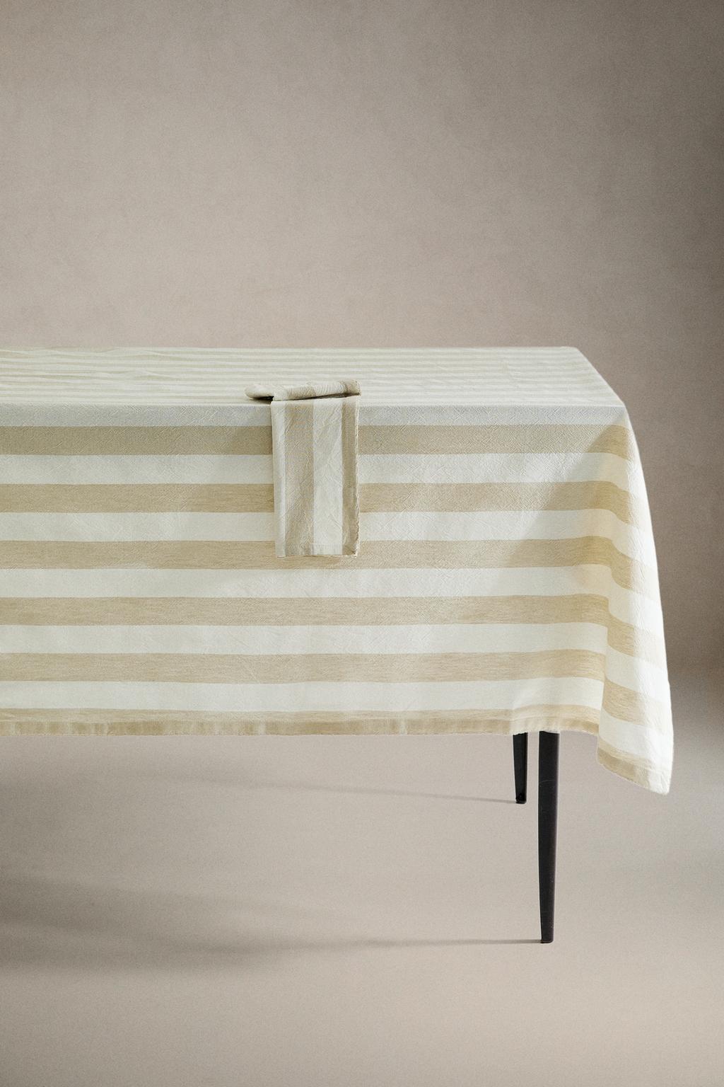 Полосатый скатерть в тонкую полоску
