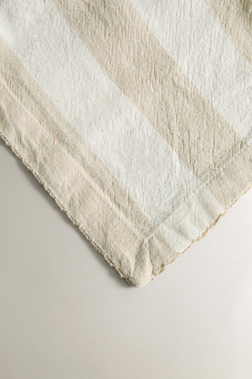 Полосатый скатерть в тонкую полоску