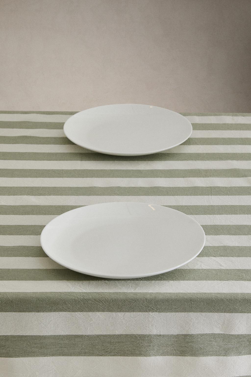 Скатерть с полосками изокрашенной нити