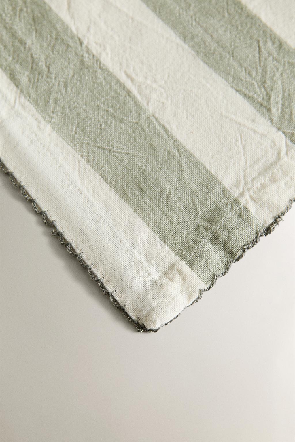 Скатерть с полосками изокрашенной нити