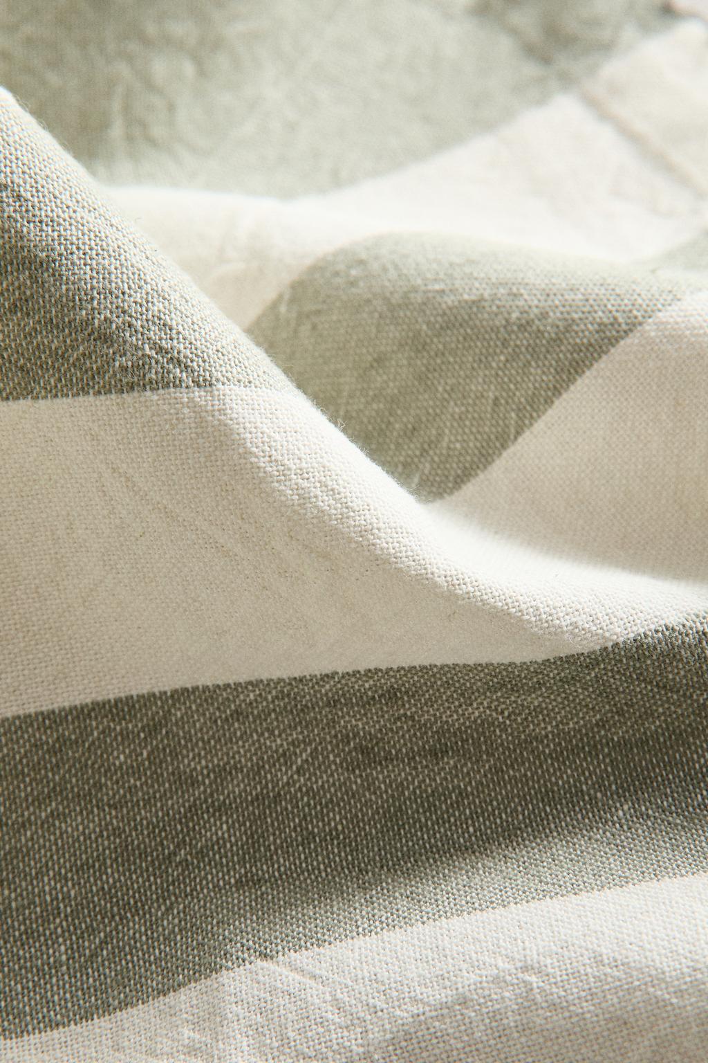 Скатерть с полосками изокрашенной нити