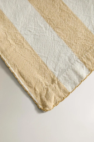 Полосатый скатерть с крашеными нитями