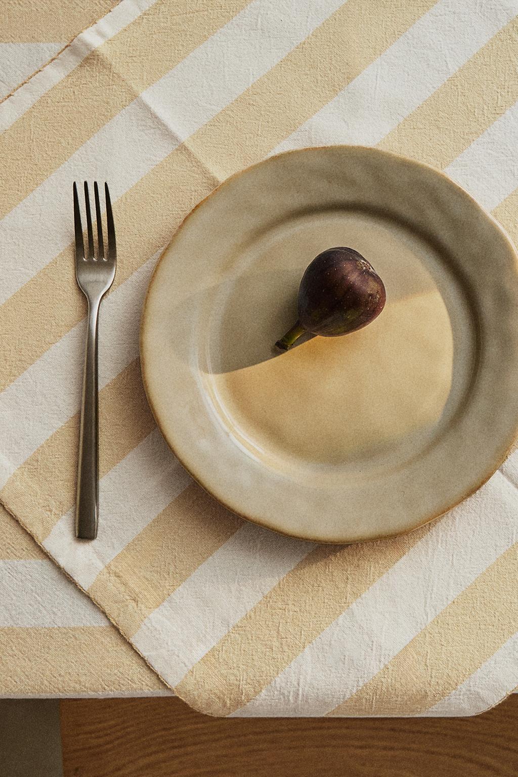 Полосатый скатерть с крашеными нитями