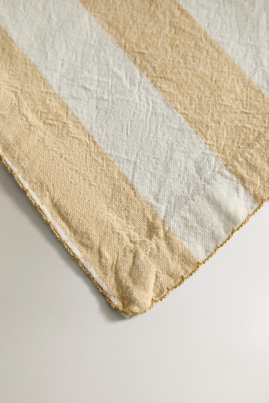 Полосатый скатерть с крашеными нитями