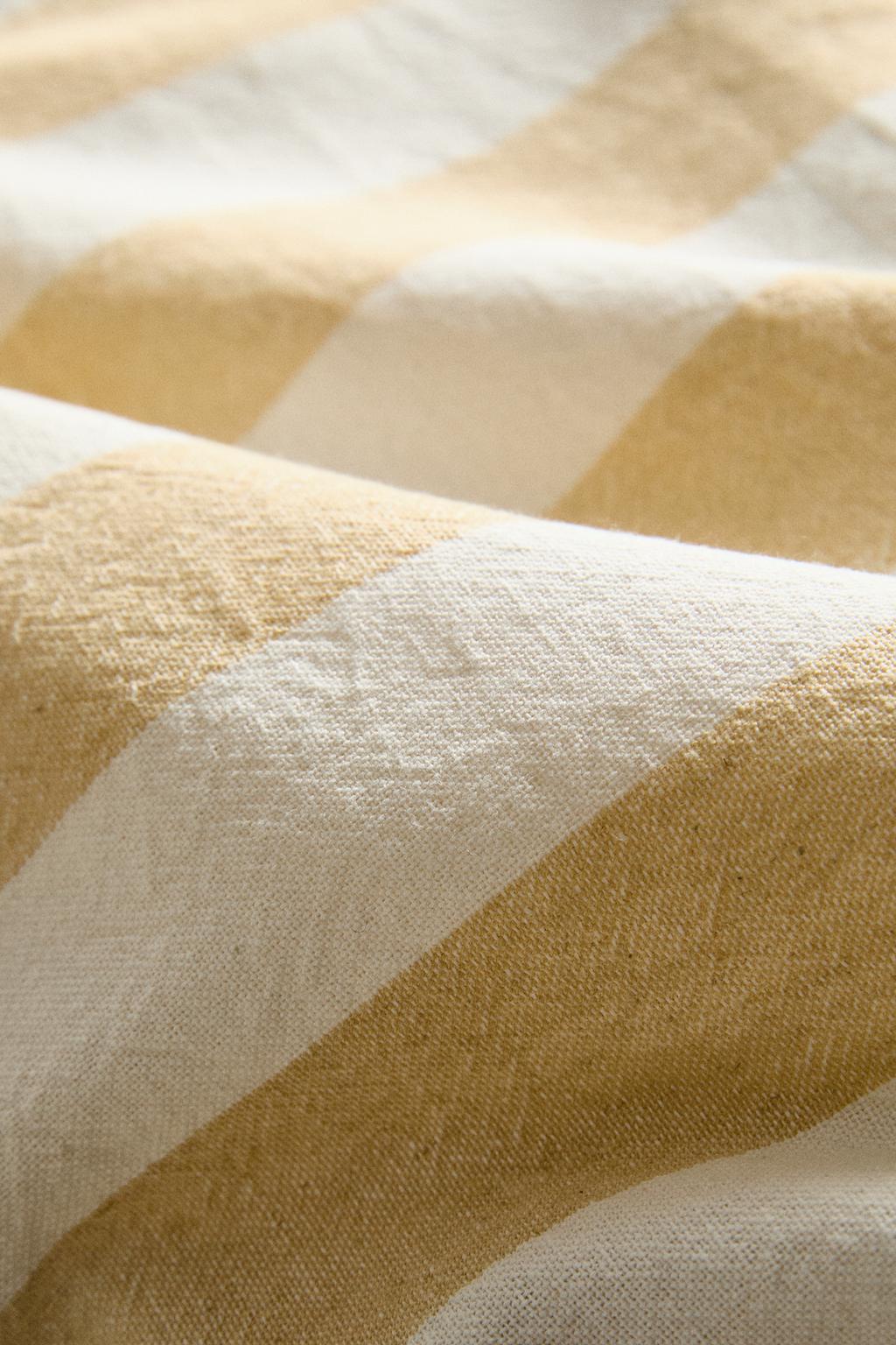 Полосатый скатерть с крашеными нитями