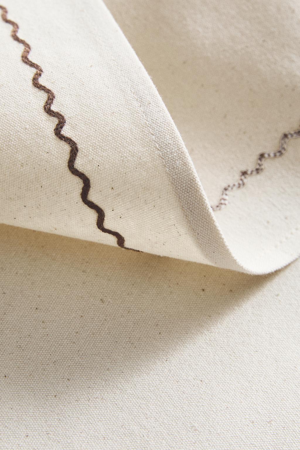 Хлопковый подстаканник с вышитой отделкой по краю