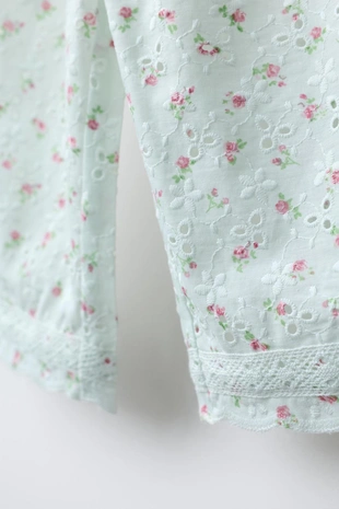 Брюки-кюлоты с вышивкой в швейцарском стиле и цветочным принтом- Заказать в России