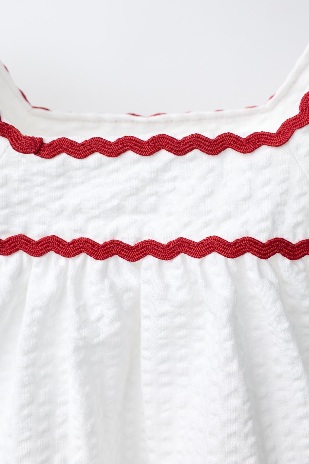 ТОП ИЗ ТЕКСТУРНОЙ ТКАНИ С ВОЛНИСТЫМ КРАЕМ