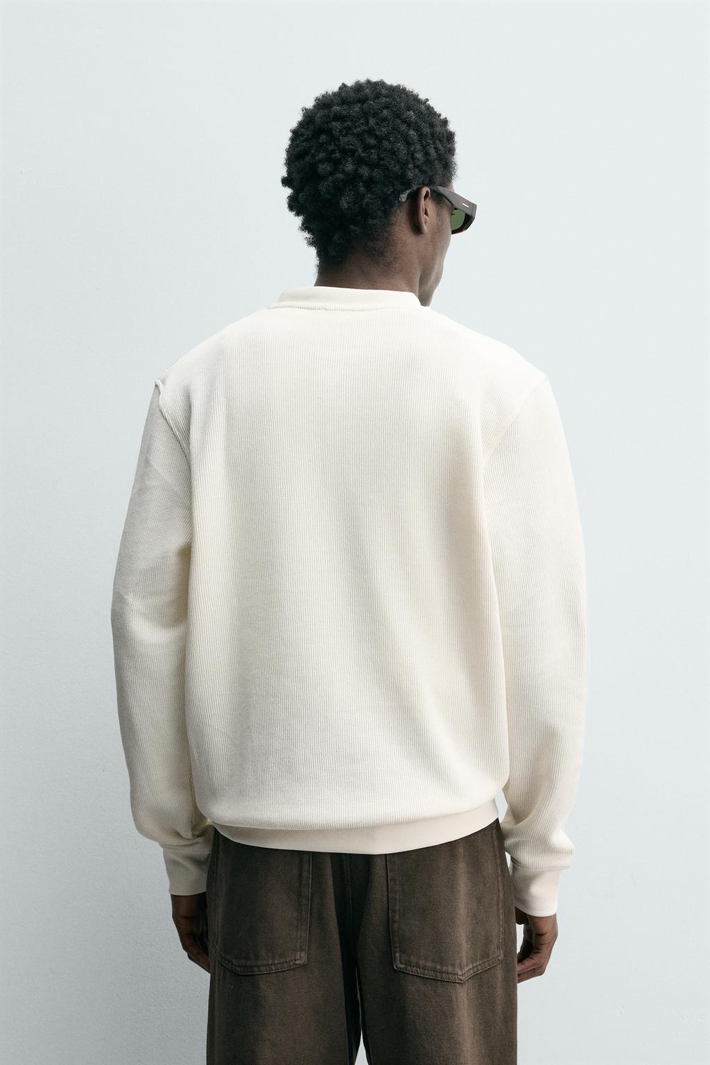 ФУТБОЛКА С РЕЛЬЕФНОЙ ТКАНЬЮ И ВОРОТНИКОМ НА ПУГОВИЦАХ