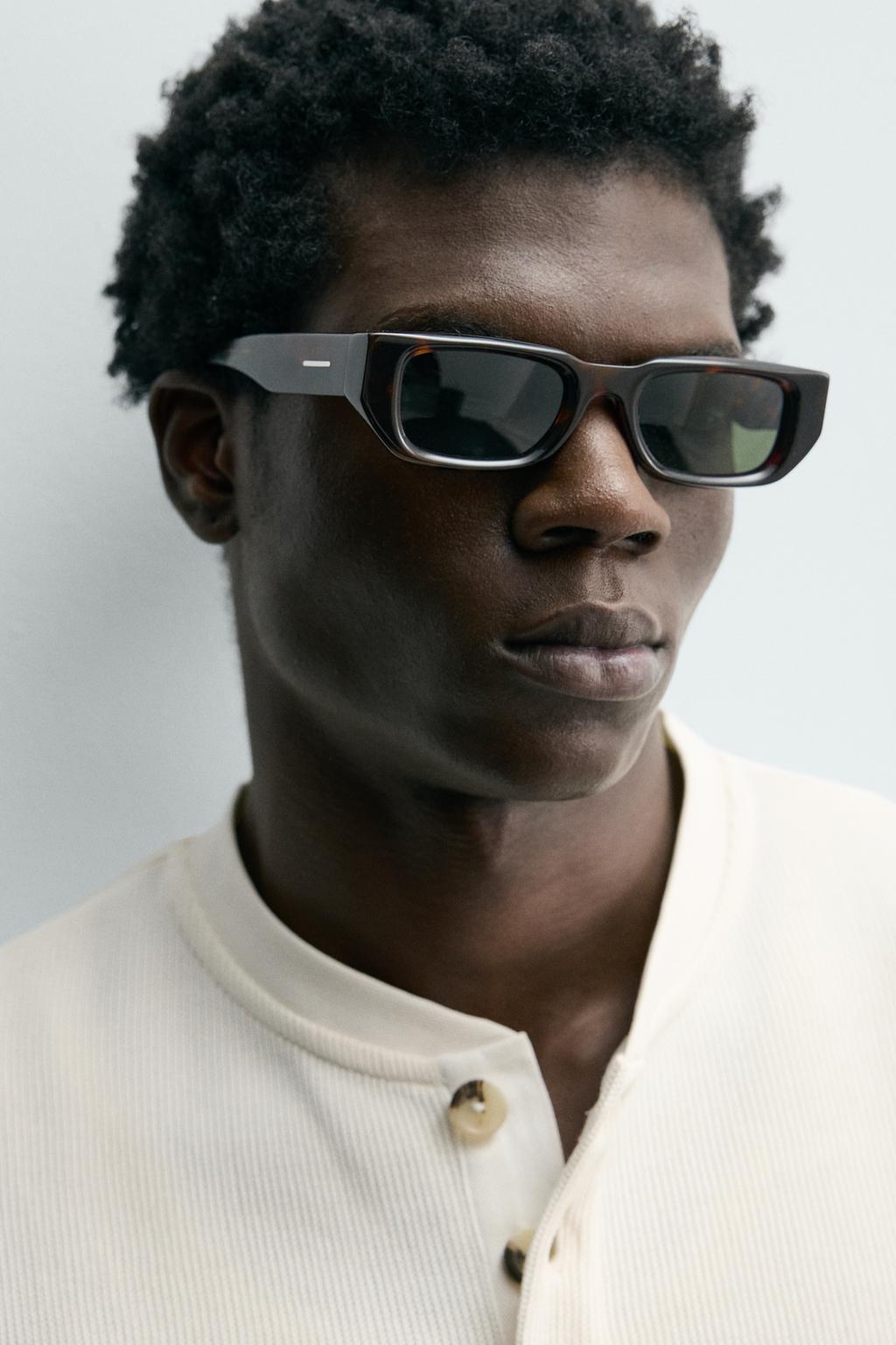 ФУТБОЛКА С РЕЛЬЕФНОЙ ТКАНЬЮ И ВОРОТНИКОМ НА ПУГОВИЦАХ