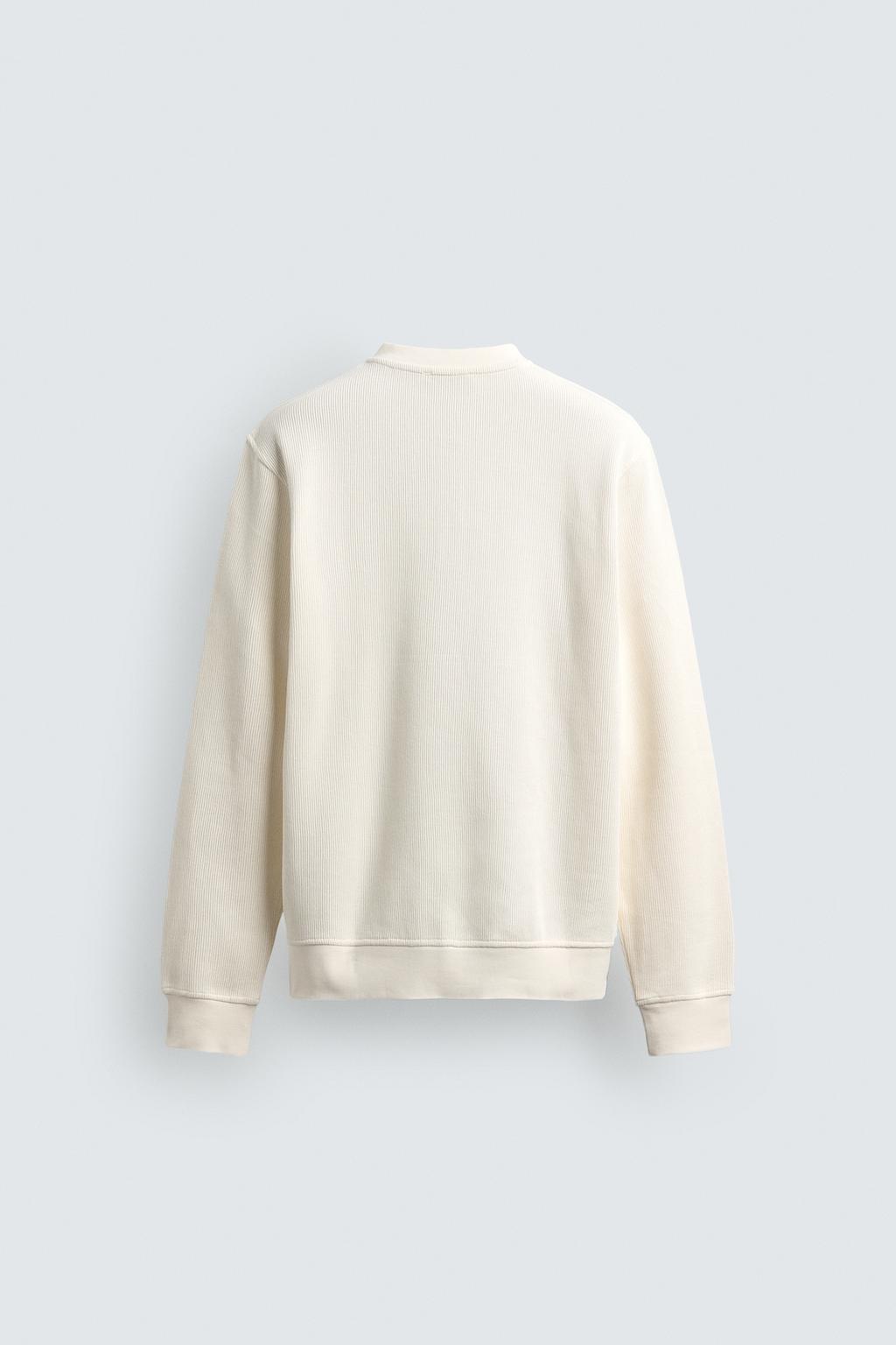 ФУТБОЛКА С РЕЛЬЕФНОЙ ТКАНЬЮ И ВОРОТНИКОМ НА ПУГОВИЦАХ