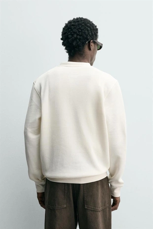 Футболка с рельефной тканью и воротником на пуговицах- Заказать в России