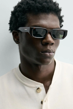 Футболка с рельефной тканью и воротником на пуговицах- Заказать в России