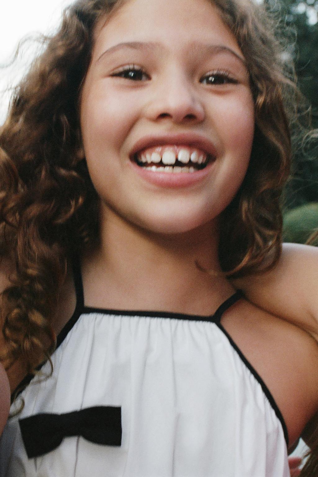 ПЛАТЬЕ С ГОРЛОВИНОЙ ХАЛТЕР И БАНТОМ