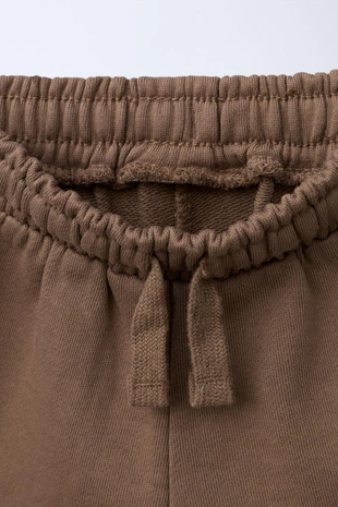 Комплект джоггинг из футболки и шортов с нашивкой