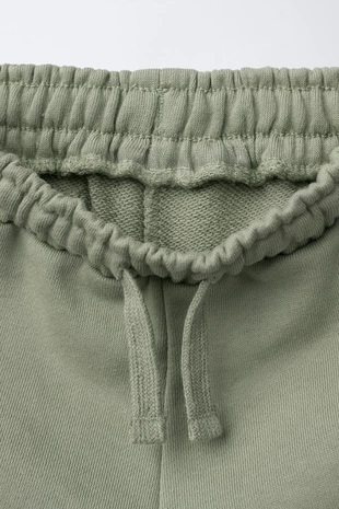 Комплект джоггеры, футболка и бермуды с нашивкой