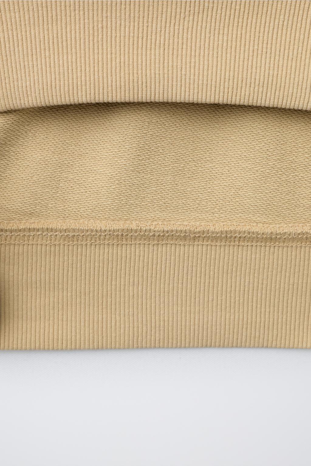 ТОЛСТОВКА ИЗ КРАШЕНОЙ ТКАНИ С НАШИВКОЙ