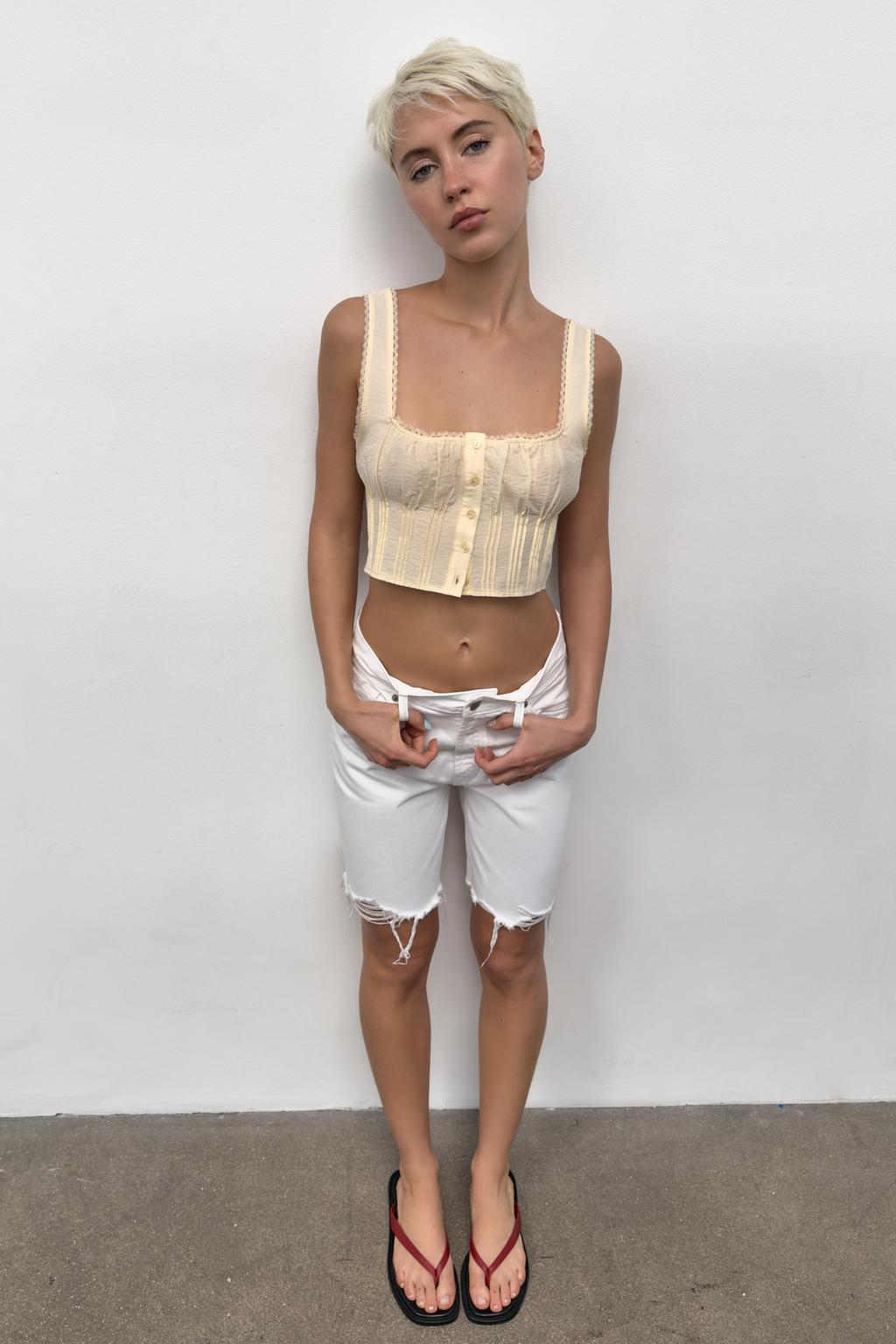 ДЖИНСОВЫЕ ШОРТЫ TRF СО СРЕДНЕЙ ПОСАДКОЙ И РАЗРЕЗАМИ