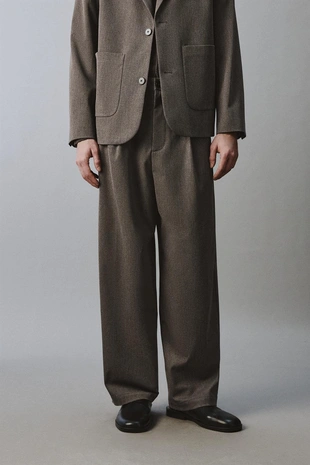 Костюмные брюки свободного кроя из рельефной ткани- Заказать в России