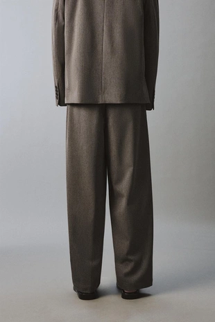 Костюмные брюки свободного кроя из рельефной ткани- Заказать в России