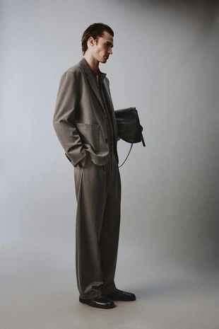 Костюмные брюки свободного кроя из рельефной ткани- Заказать в России