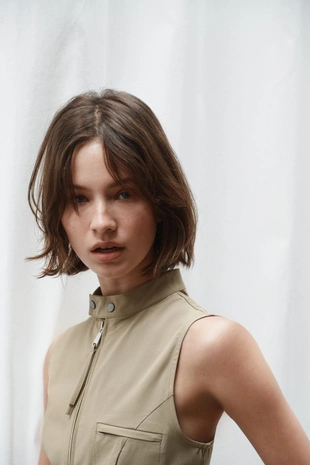 Короткий комбинезон на молнии- Заказать в России