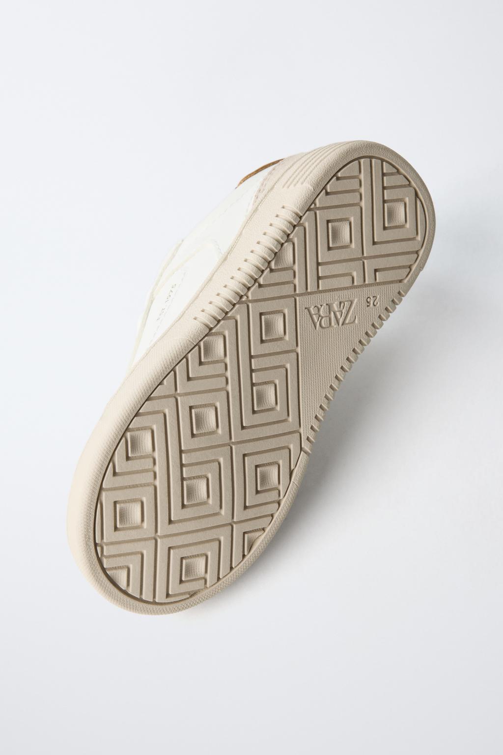 Кроссовки с контрастными деталями