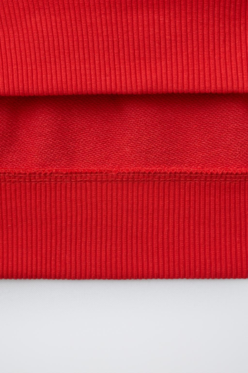 ТОЛСТОВКА С ТЕКСТОВЫМ ПРИНТОМ И НАШИВКОЙ ИЗ МАХРОВОЙ ТКАНИ