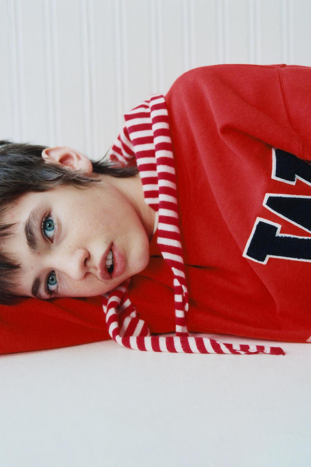 ТОЛСТОВКА С ТЕКСТОВЫМ ПРИНТОМ И НАШИВКОЙ ИЗ МАХРОВОЙ ТКАНИ