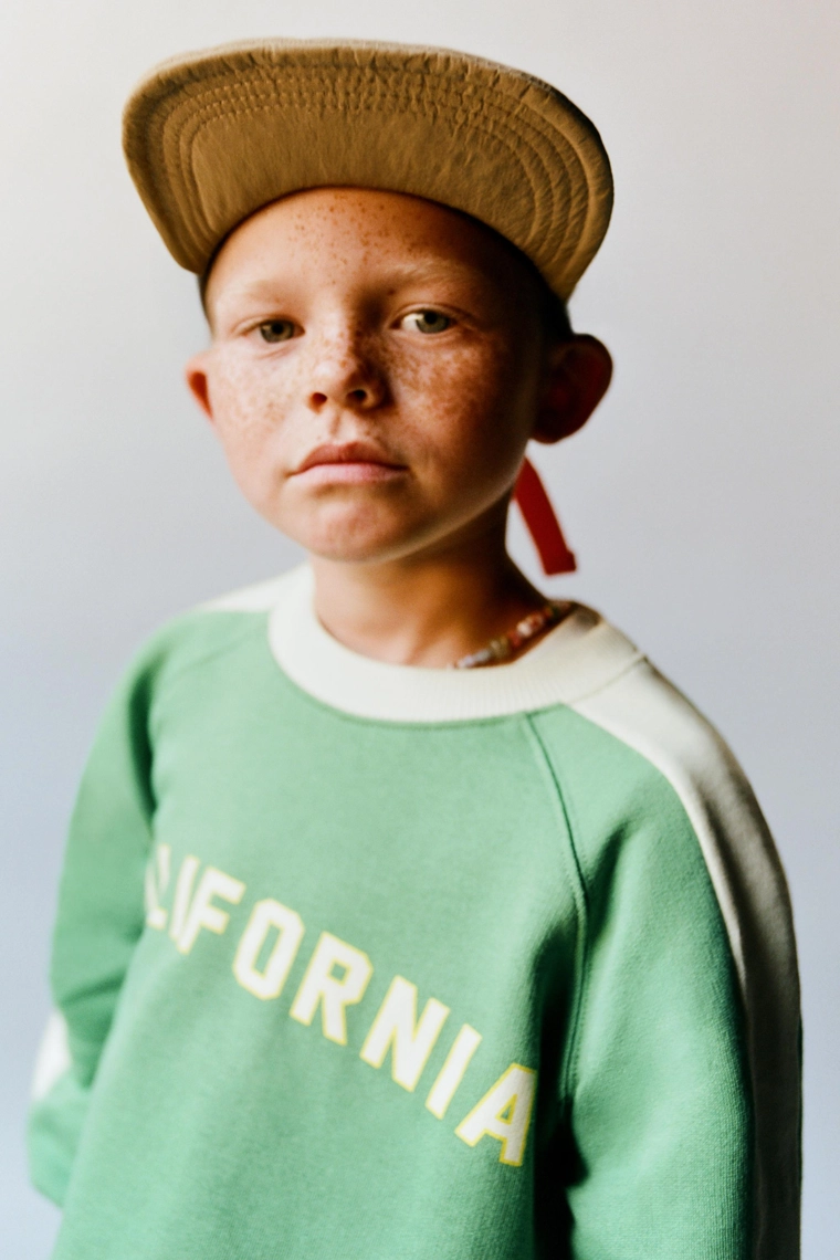 Свитшот с контрастными полосами и лозунгом