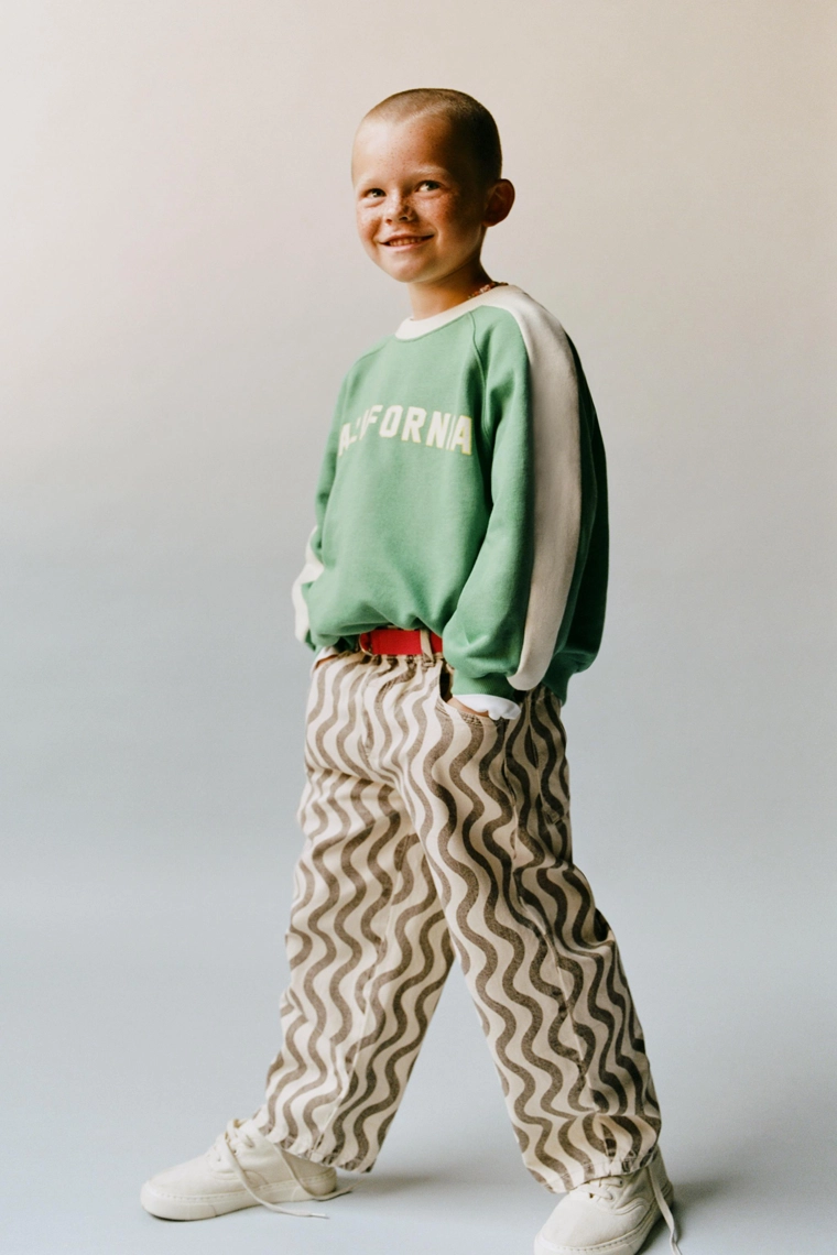 Свитшот с контрастными полосами и лозунгом