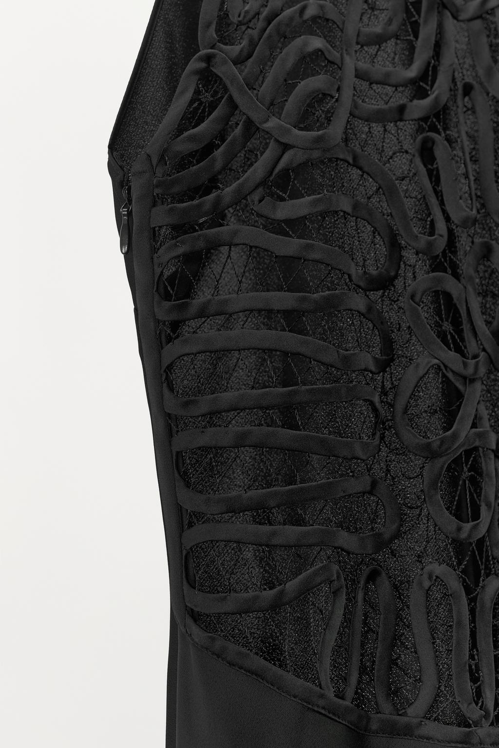 АТЛАСНОЕ ПЛАТЬЕ ХАЛТЕР С ВЫШИВКОЙ НА СПИНКЕ