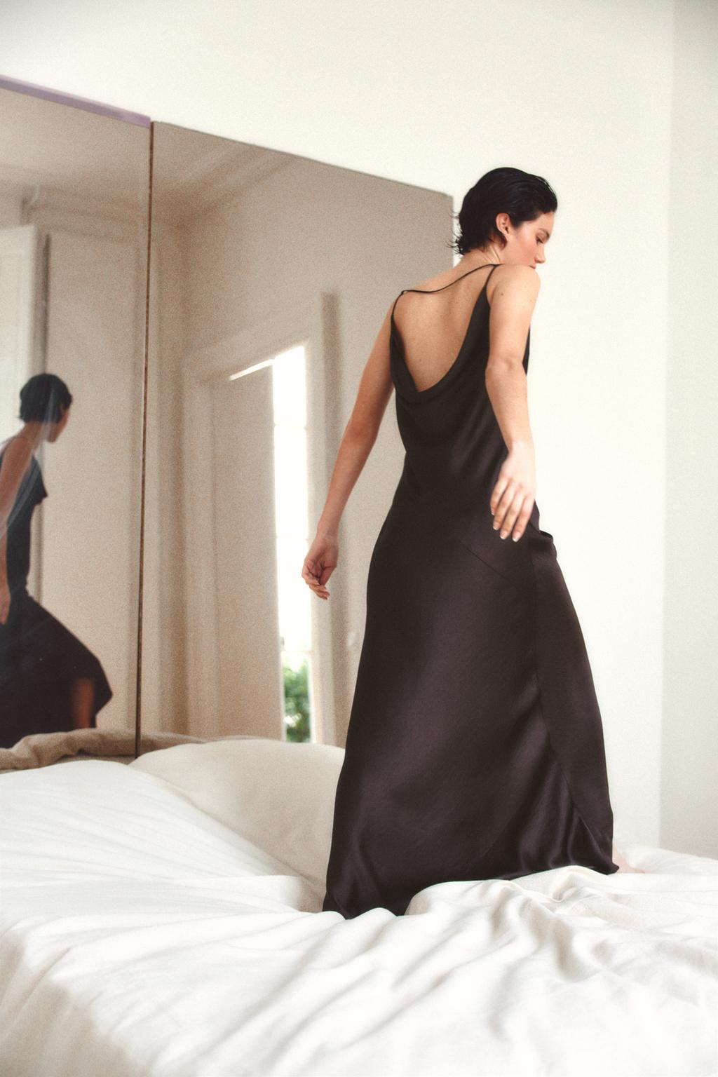 АТЛАСНОЕ ПЛАТЬЕ С ДРАПИРОВАННЫМ ВЫРЕЗОМ