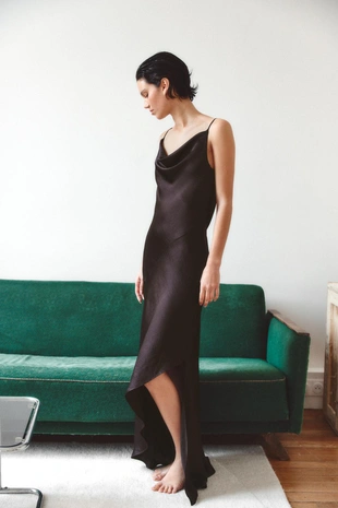 Атласное платье с драпированным вырезом- Заказать в России